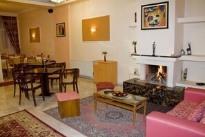 Lobby sitting area - Alexiou Hotel (Kalabaka)