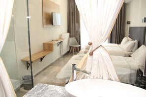 Standard Triple Room | Minibar, in-room safe, soundproofing, free WiFi - Alexiou Hotel (Kalabaka)