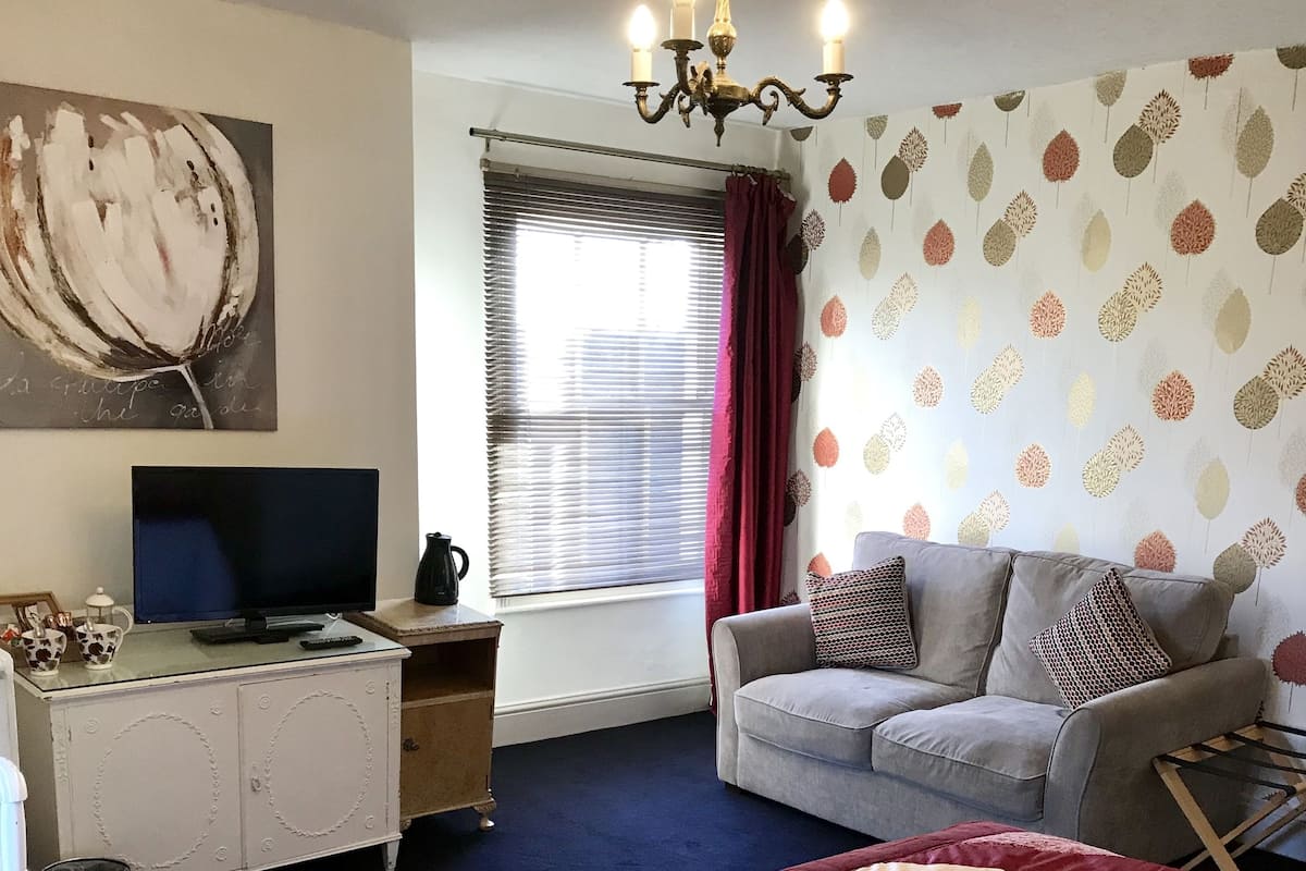 Double or Twin Room (Large) | Desk, iron/ironing board, WiFi (free)