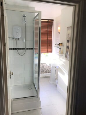 Deluxe Room, 1 King Bed | Bathroom shower - Aylestone Court Hotel (Hereford)