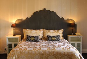 Quarto luxo, 1 cama King | Escrivaninha, ferros/tábuas de passar roupa, Wi-Fi de cortesia