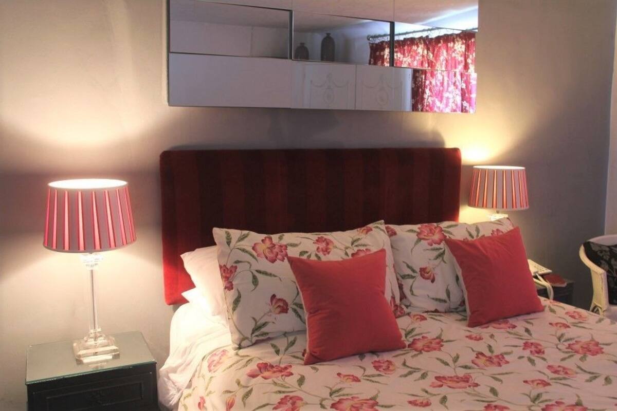 King Room | Desk, iron/ironing board, WiFi (free)