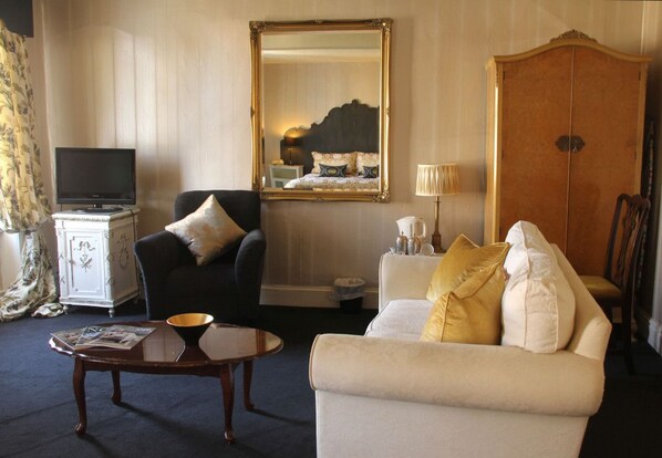 Deluxe Room, 1 King Bed | Living area | TV