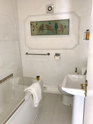 Kamer | Badkamer | Een bad/douchecombinatie, gratis toiletartikelen, een haardroger