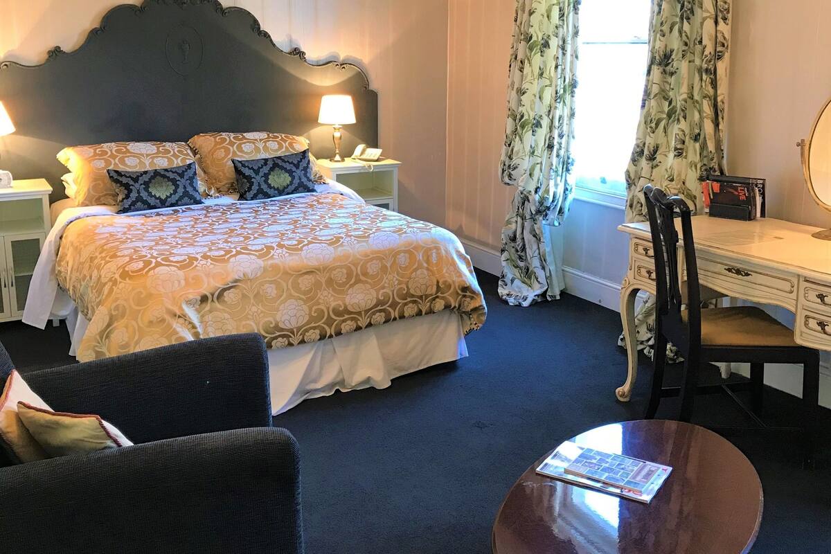 Deluxe Room, 1 King Bed | Desk, iron/ironing board, WiFi (free)