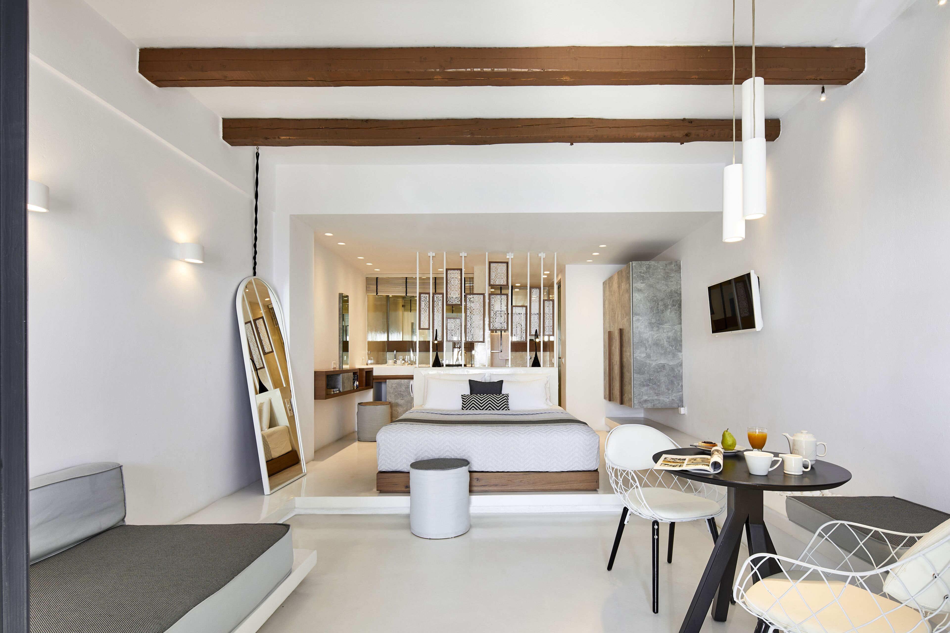 Deluxe Suite, Hot Tub | Hypo-allergenic bedding, minibar, in-room safe, desk