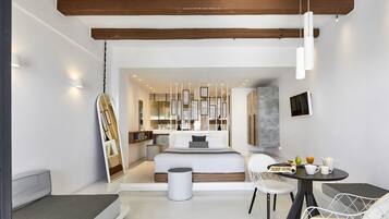 Deluxe Suite, Hot Tub | Hypo-allergenic bedding, minibar, in-room safe, desk