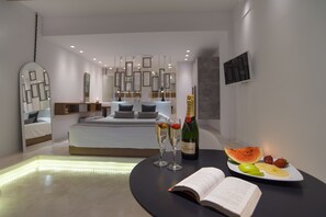 LCD TV - Oia Suites (Santorini)
