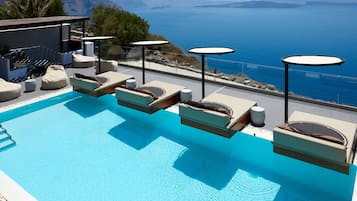 AuĂenpool (je nach Saison geöffnet), Sonnenschirme, LiegestĂŒhle