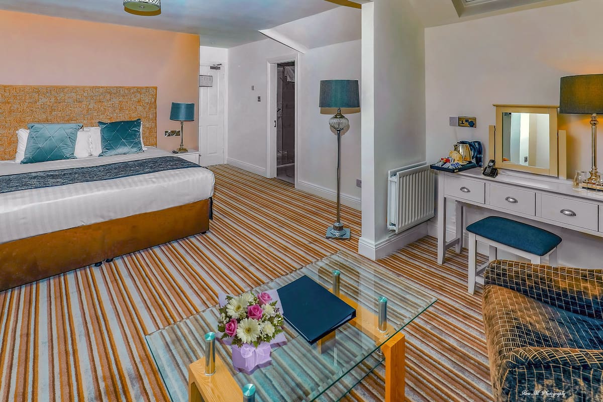 loft | in-room safe, individually decorated, individually furnished, desk