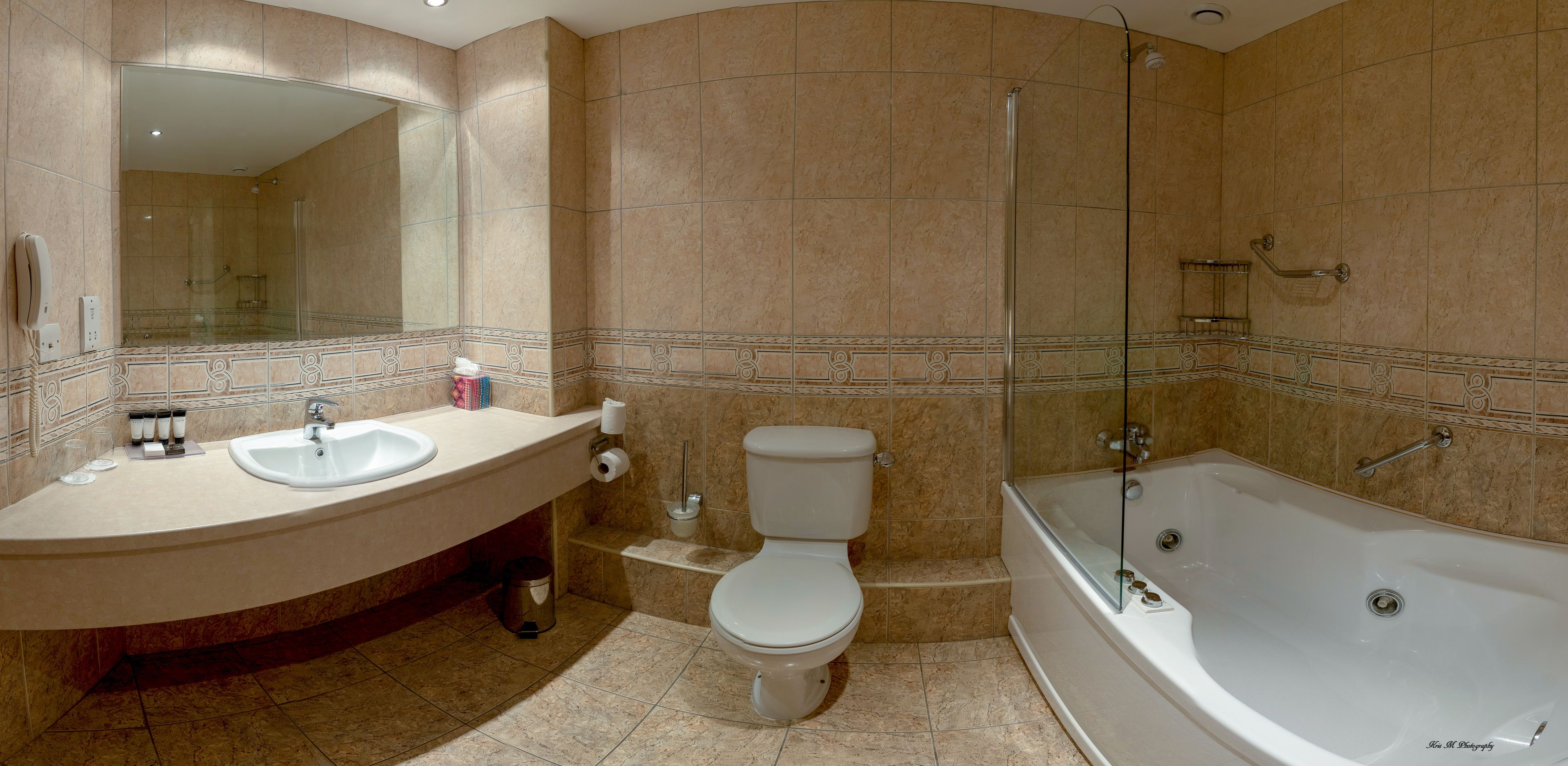 jacuzzi suite | bathroom | shower, free toiletries, hair dryer, towels