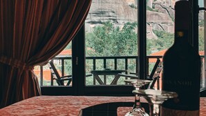 جناح جونيور (Meteora View) | أغطية فراش متميزة وألحفة محشوة بالريش وأسرّة بطبقة علوية مريحة وميني بار