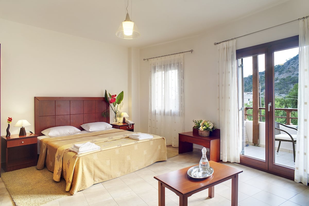 minibar, in-room safe, laptop workspace, soundproofing