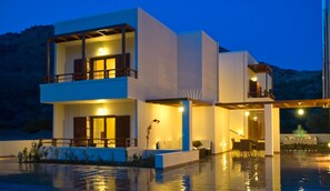 住宿正面 - 傍晚/夜晚