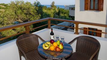 Appartamento Standard, 1 camera da letto, vista mare parziale | Vista dalla camera