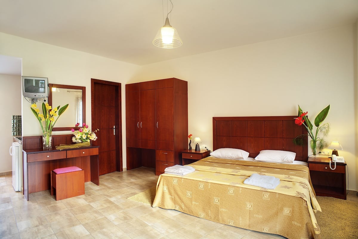 minibar, in-room safe, laptop workspace, soundproofing