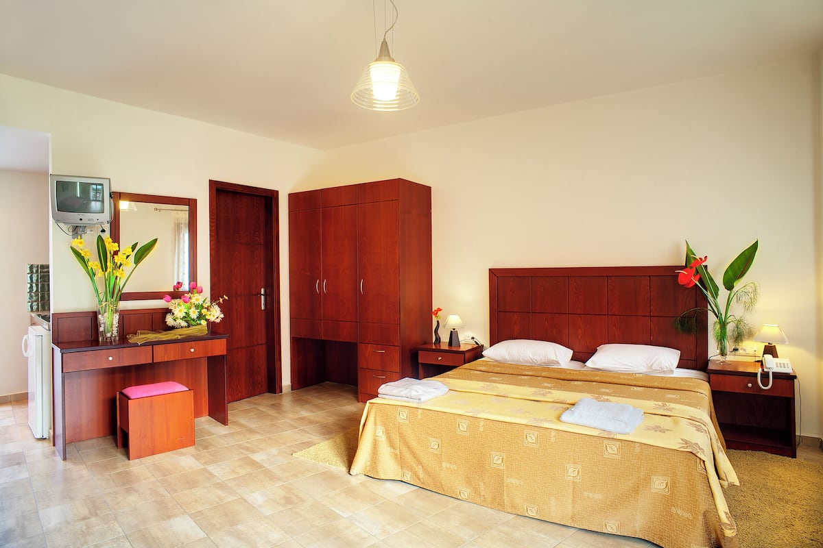 Minibar, in-room safe, laptop workspace, soundproofing
