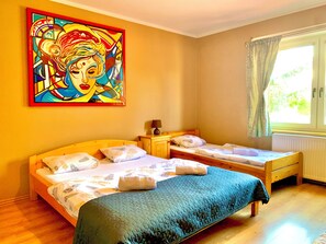 Klassieke vierpersoonskamer | Een kluis op de kamer, een bureau, geluiddichte muren, gratis wifi