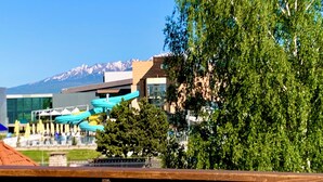 A view of a water park with a mountain in the background. - Pension Aqualand (Poprad)