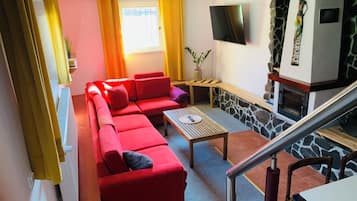 Studio Suite, 2 Bedrooms, Garden View | Living area