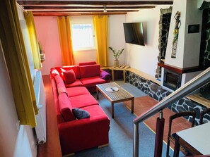 Suite estudio, 2 habitaciones, vista al jardín | Área de sala de estar | Televisión 