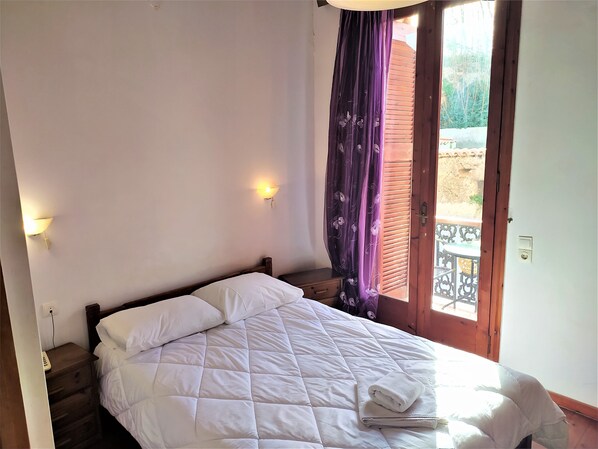 Hypo-allergenic bedding, Select Comfort beds, desk, soundproofing