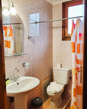 Budget Double Room | Bathroom | Shower, hair dryer, towels, soap - Diporto (Chania)