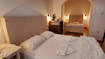 Standard-Dreibettzimmer, Stadtblick | Allergikerbettwaren, Select-Comfort-Betten, Schreibtisch