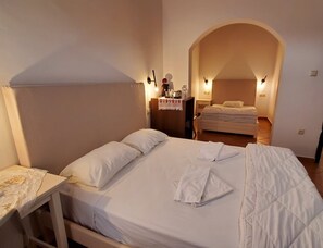 Triple Room with Balcony | Hypo-allergenic bedding, Select Comfort beds, desk, soundproofing - Diporto (Chania)