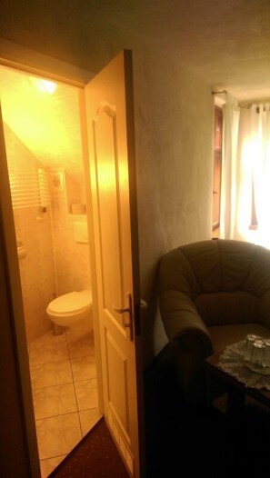 A room with a bathroom and a seating area. - Rezydencja Bialy Jar (Karpacz)