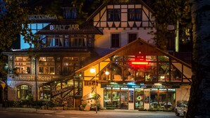 A traditional European building with a restaurant named "Bialy Jar" and a hotel named "Rezeptshaus." - Rezydencja Bialy Jar (Karpacz)