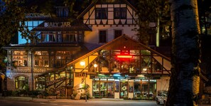 Vista frontal de la propiedad por la tarde o noche