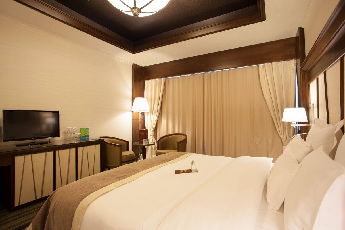 Egyptian cotton sheets, premium bedding, minibar, in-room safe