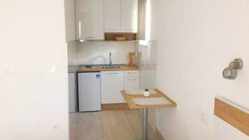 Estudio, balcón, vista al mar | Cocineta privada | Utensilios de cocina