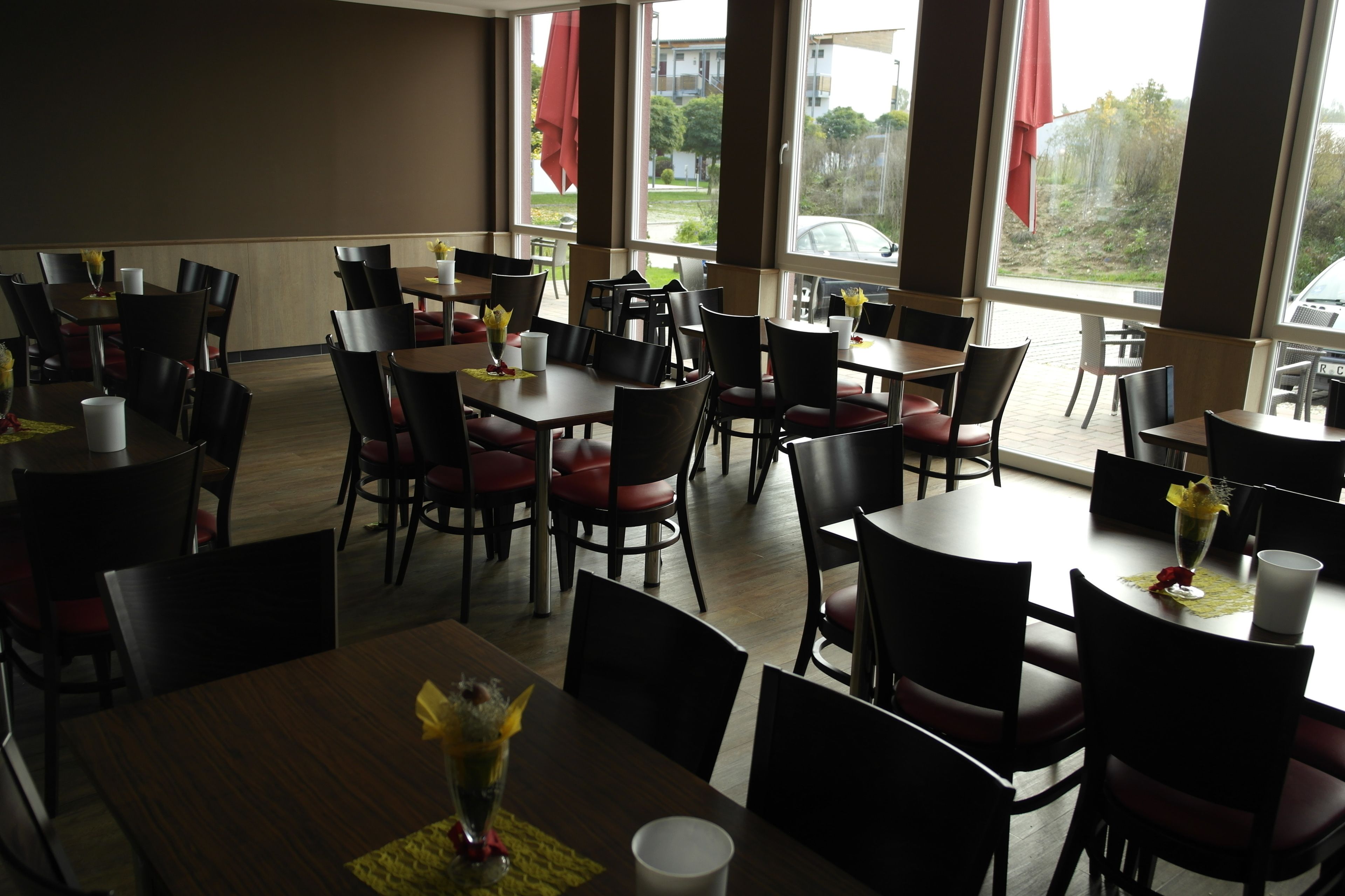 Tägliches Frühstücksbuffet (15 EUR pro Person)