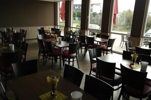 Café da manhã com buffet todos os dias (EUR 15 por pessoa) 