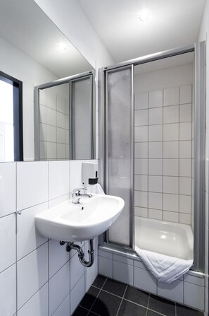 Shower, free toiletries, hair dryer, towels - Dream Inn Hotel Regensburg (Tegernheim)