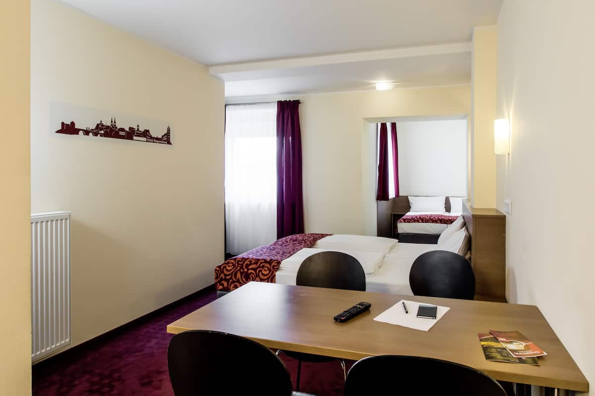 Quadrupla Comfort | Una scrivania, insonorizzazione, ferro/asse da stiro, Wi-Fi gratuito