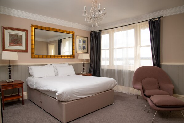 خزنة داخل الغرفة ومكتب ومكواة/لوح كي وواي فاي مجانًا