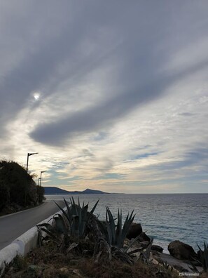 A coastal road with a view of the sea and distant mountains. - Florida Hotel (Rhodes)