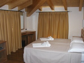Down duvets, in-room safe, desk, blackout curtains