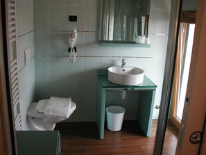 Dusche, Regendusche, kostenlose Toilettenartikel, Haartrockner