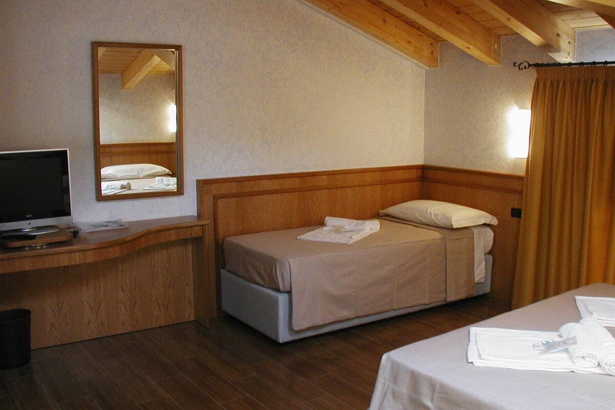 Cubrecamas, caja de seguridad en la habitación y escritorio 