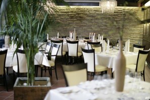 Breakfast, lunch, dinner served; international cuisine  - Hotel akazienhof (Duisburg)