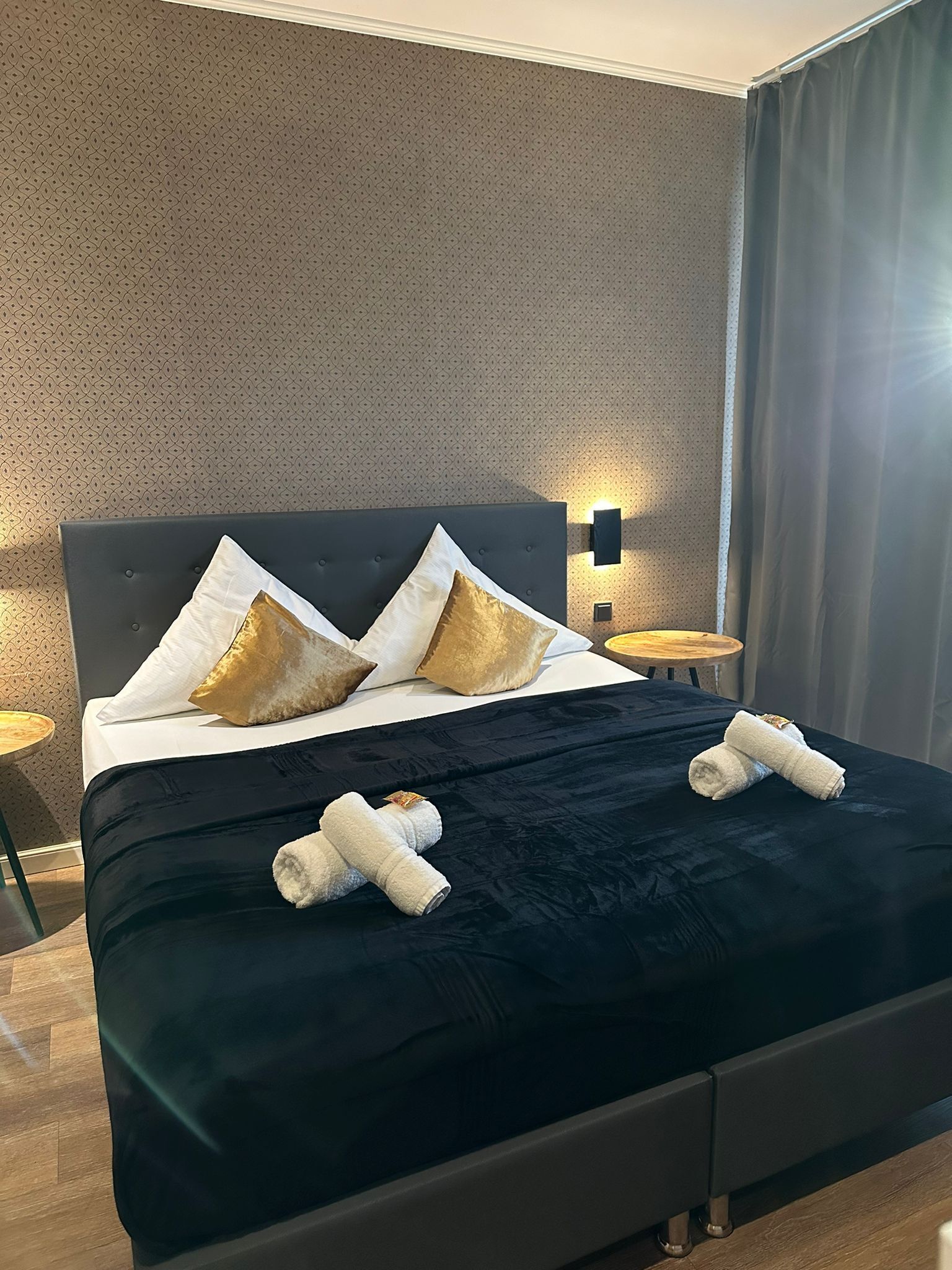 Habitación triple básica | Ropa de cama hipoalergénica, escritorio, cortinas opacas