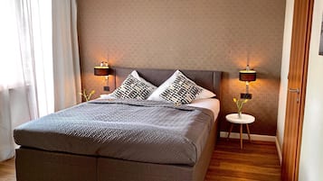 Habitación doble, baño privado | Ropa de cama hipoalergénica, escritorio, cortinas opacas