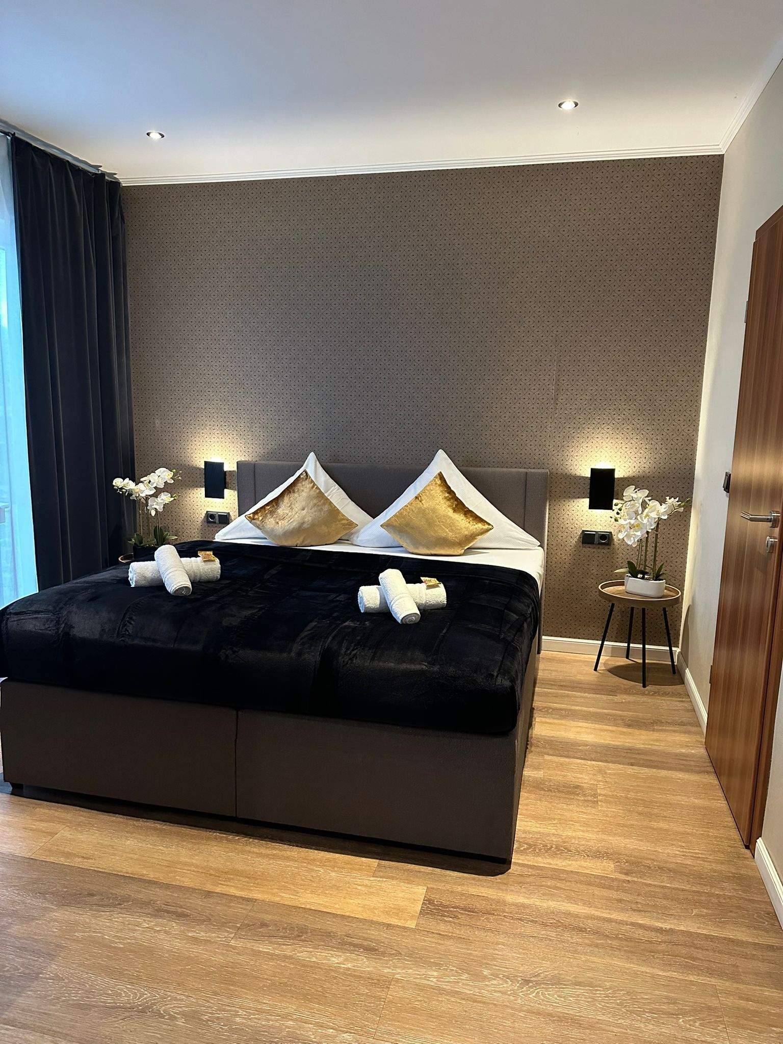 Habitación doble, baño privado | Ropa de cama hipoalergénica, escritorio, cortinas opacas