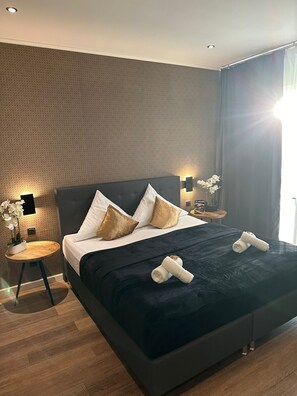 Comfort Double Room, Private Bathroom | Hypo-allergenic bedding, desk, blackout drapes, iron/ironing board - Hotel akazienhof (Duisburg)