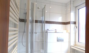 Sèche-cheveux, serviettes fournies