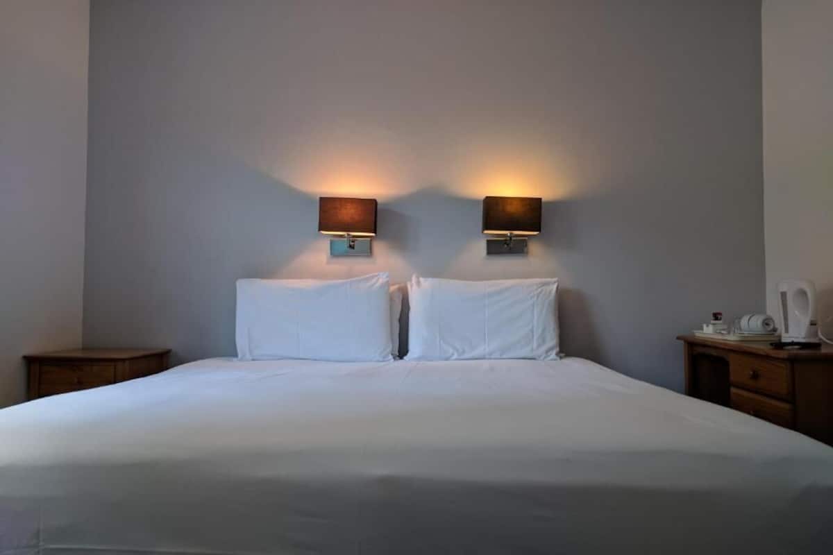 1 bedroom, desk, bed sheets